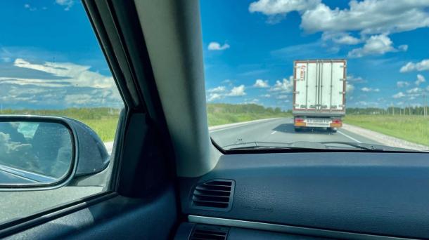 В Новосибирской области камеры с системой ИИ раскрывают нечитаемые номера