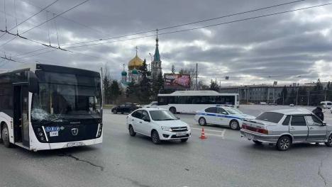 В Омске автобус с 15 пассажирами попал в ДТП