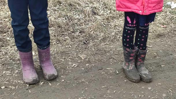 В холодильнике — половинка лука: как соседка спасла детей от голода и побоев