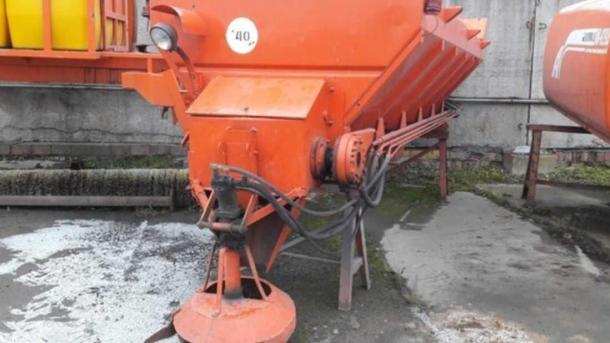 Пескоразбрасыватель упал с высоты на голову рабочего в Новосибирской области