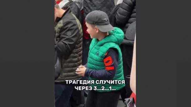 В Омске хоккеисты «Авангарда» поддержали мальчика, у которого отобрали шайбу на матче