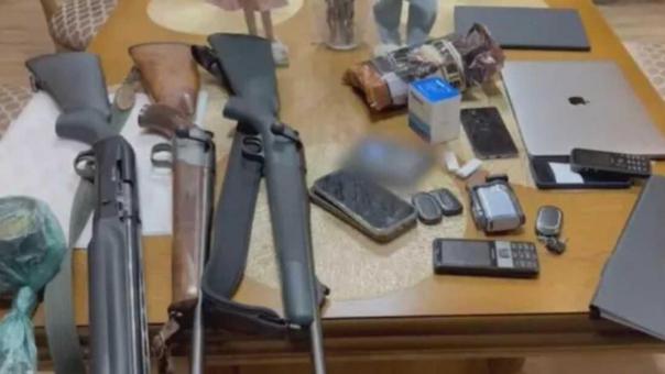 У задержанного начальника ЗСЖД при обыске нашли пачки денег и оружие