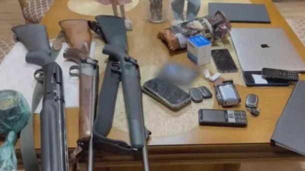 У задержанного начальника ЗСЖД при обыске нашли пачки денег и оружие