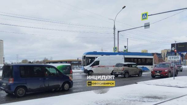 Три машины, включая скорую помощь, столкнулись на Красном проспекте в Новосибирске