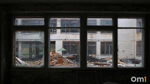 «Поймаю — руки оторву»: в Новосибирском ЖК подростки превращают новые подъезды в помойку