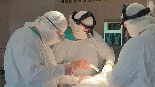 Омские врачи провели маленькой девочке сложную операцию на позвоночнике