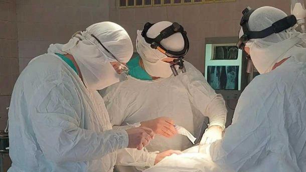 Омские врачи провели маленькой девочке сложную операцию на позвоночнике