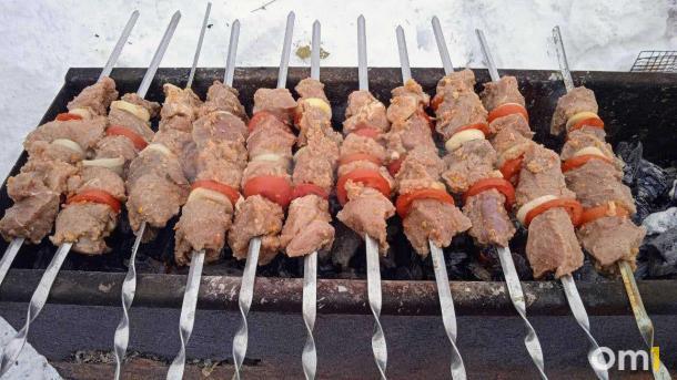 Омичам напомнили о запрете на шашлыки и костры на дачах