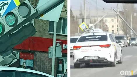 В Омске на пешеходном переходе упал светофор