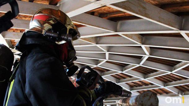 В Омской области случился пожар на крупном складе с шинами