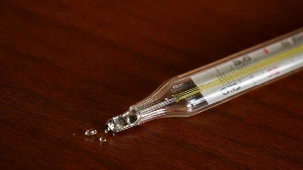 Главную ошибку при уборке разбитого градусника назвали новосибирские спасатели