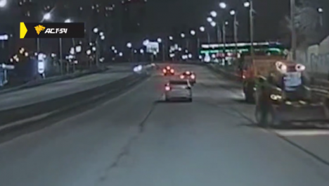 Шашечки довели до беды: в Новосибирске лихач на седане встретился с отбойником на Ипподромской