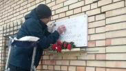 В Омске перед 9 Мая обновляют мемориальные таблички