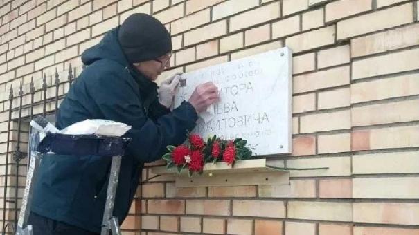 В Омске перед 9 Мая обновляют мемориальные таблички