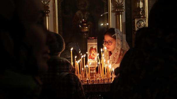 Священник рассказал новосибирцам, как правильно молиться на кладбище в Радоницу