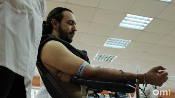 Бананы, помидоры и молочка под запретом: россиянам перечислили, что нельзя есть за 24 часа до сдачи крови