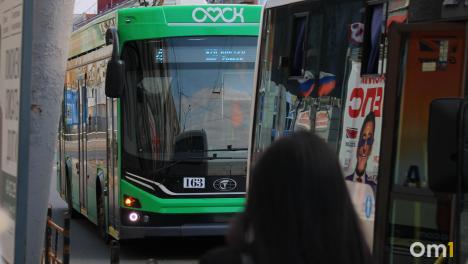 В Омске на Радоницу запустили специальные автобусы до кладбищ