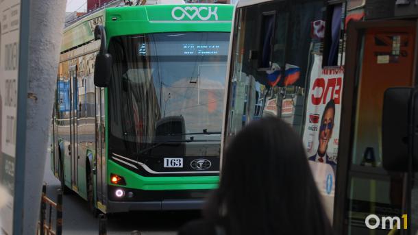 В Омске на Радоницу запустили специальные автобусы до кладбищ