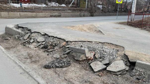 Дорогу сдали, а аварии остались — мэрию Новосибирска завалили жалобами на бетонный блок