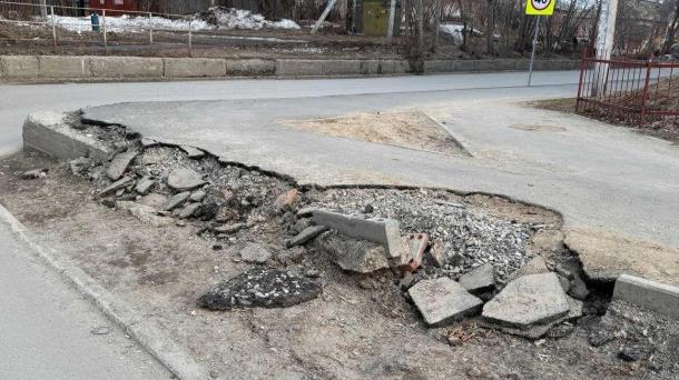 Дорогу сдали, а аварии остались — мэрию Новосибирска завалили жалобами на бетонный блок