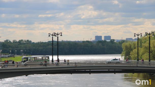 По Омке проплыли загадочные нефтяные пятна