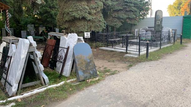 Священник рассказал новосибирцам, как безопасно утилизировать странные находки на кладбище