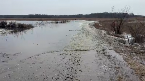 Под Новосибирском провалилась дорога: водителям закрыли проезд к Волковскому