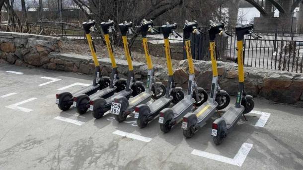 Whoosh начал обновлять разметку для электросамокатов на парковках Новосибирска