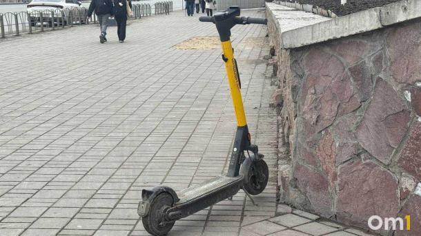 Мэрия хочет запретить парковку самокатов по всему центру Омска