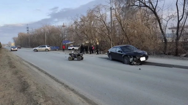В Новосибирске две девочки на квадроцикле врезались в иномарку