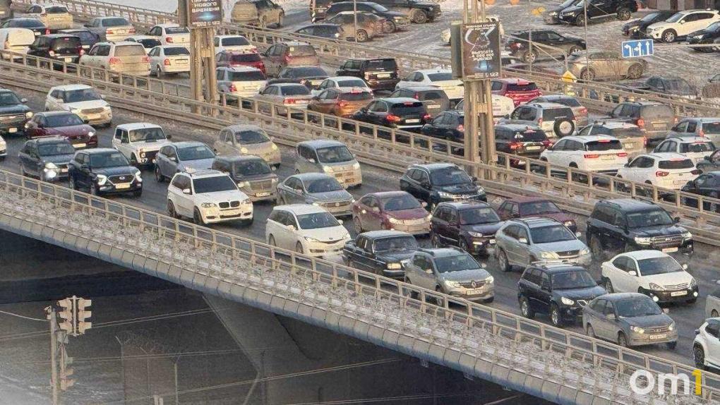 Омск утром встал в гигантские пробки: что произошло на дорогах