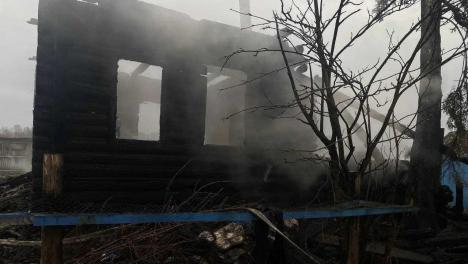 Погибли дети и женщина: после страшного пожара под Новосибирском возбудили уголовное дело