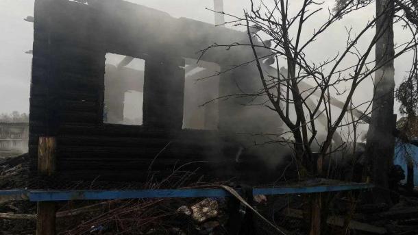 Погибли дети и женщина: после страшного пожара под Новосибирском возбудили уголовное дело