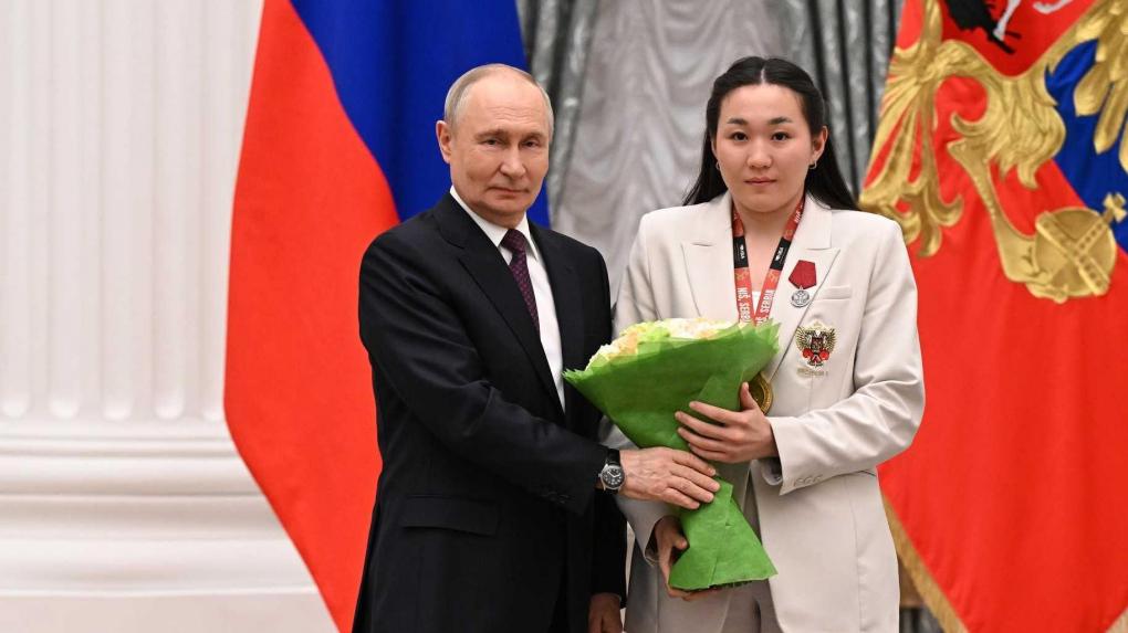 Владимир Путин в Кремле вручил государственную награду омичке