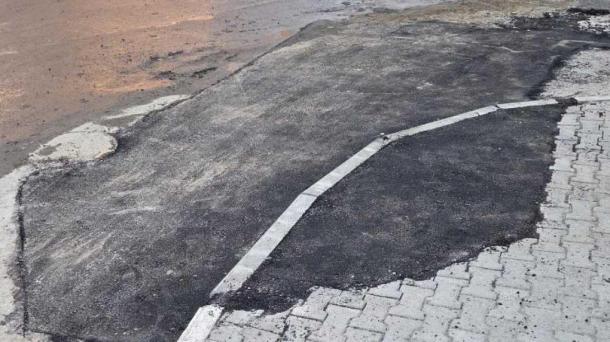 «Пипл схавает?»: новосибирцы высмеяли «ремонт» тротуара у ТЦ «Маяк»