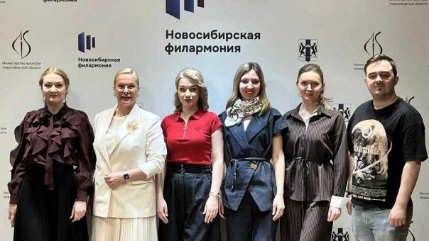 «Снегурочка» против саванны: зачем артисты из Новосибирска едут в Африку?
