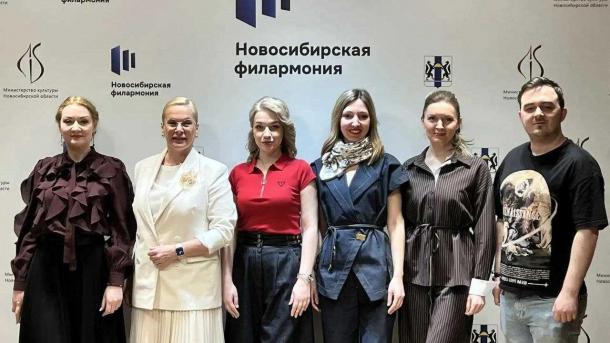 «Снегурочка» против саванны: зачем артисты из Новосибирска едут в Африку?