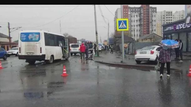 В Омске машина врезалась в неполную маршрутку, есть пострадавшие