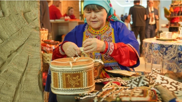 На выставке в Ташкенте мастерицы из Югры показали, как шьют меховые сумки из оленьей шкуры