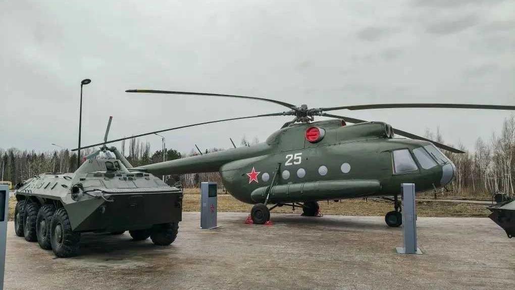 В омском парке Патриот появились вертолёт Ми-8 и автомобиль, подаренный Шлеменко