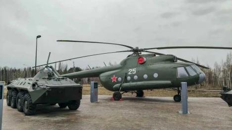 В омском парке «Патриот» появились вертолёт Ми-8 и автомобиль, подаренный Шлеменко