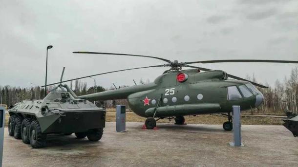 В омском парке «Патриот» появились вертолёт Ми-8 и автомобиль, подаренный Шлеменко