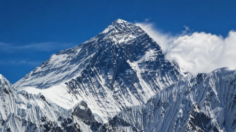 Выживший при обрушении казармы в Омске начал восхождение на Эверест на руках