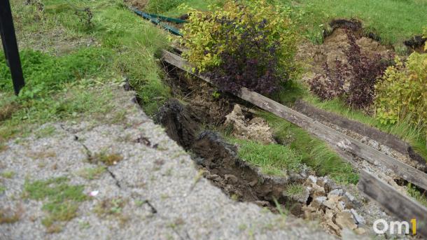 Земля уходит из-под ног уже полгода: жители новосибирской многоэтажки боятся остаться без дома