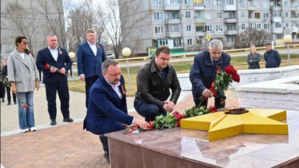 Виталий Хоценко возложил цветы к Вечному огню в Чернолучье