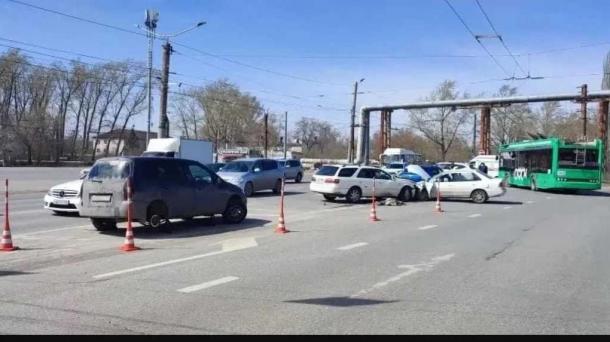 Двое погибших: пьяный омич влетел на островок безопасности