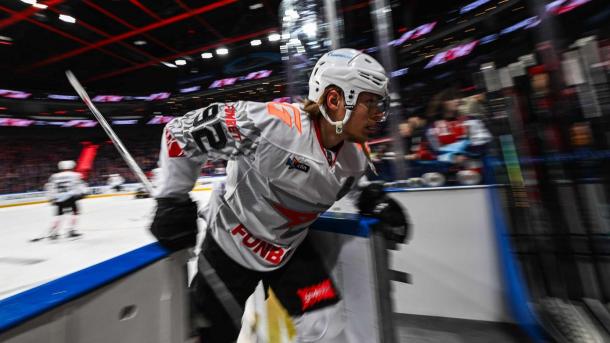 «Авангард» забил пять шайб в первом матче серии с «Локомотивом»