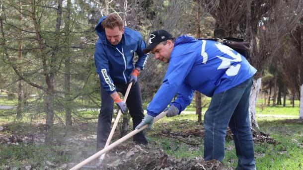 Депутаты «Единой России» привели в порядок сквер Дружбы народов