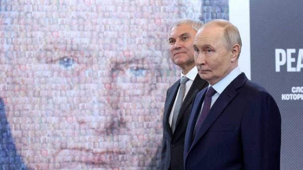 К 80-летию политика в Новосибирске на уличных экранах запустили трансляцию цитат Жириновского