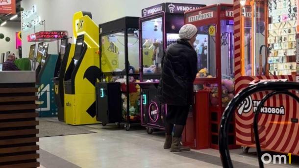 Ни эмоций, ни денег: в Новосибирске женщина час «сражалась» с автоматами-хватайками и проиграла